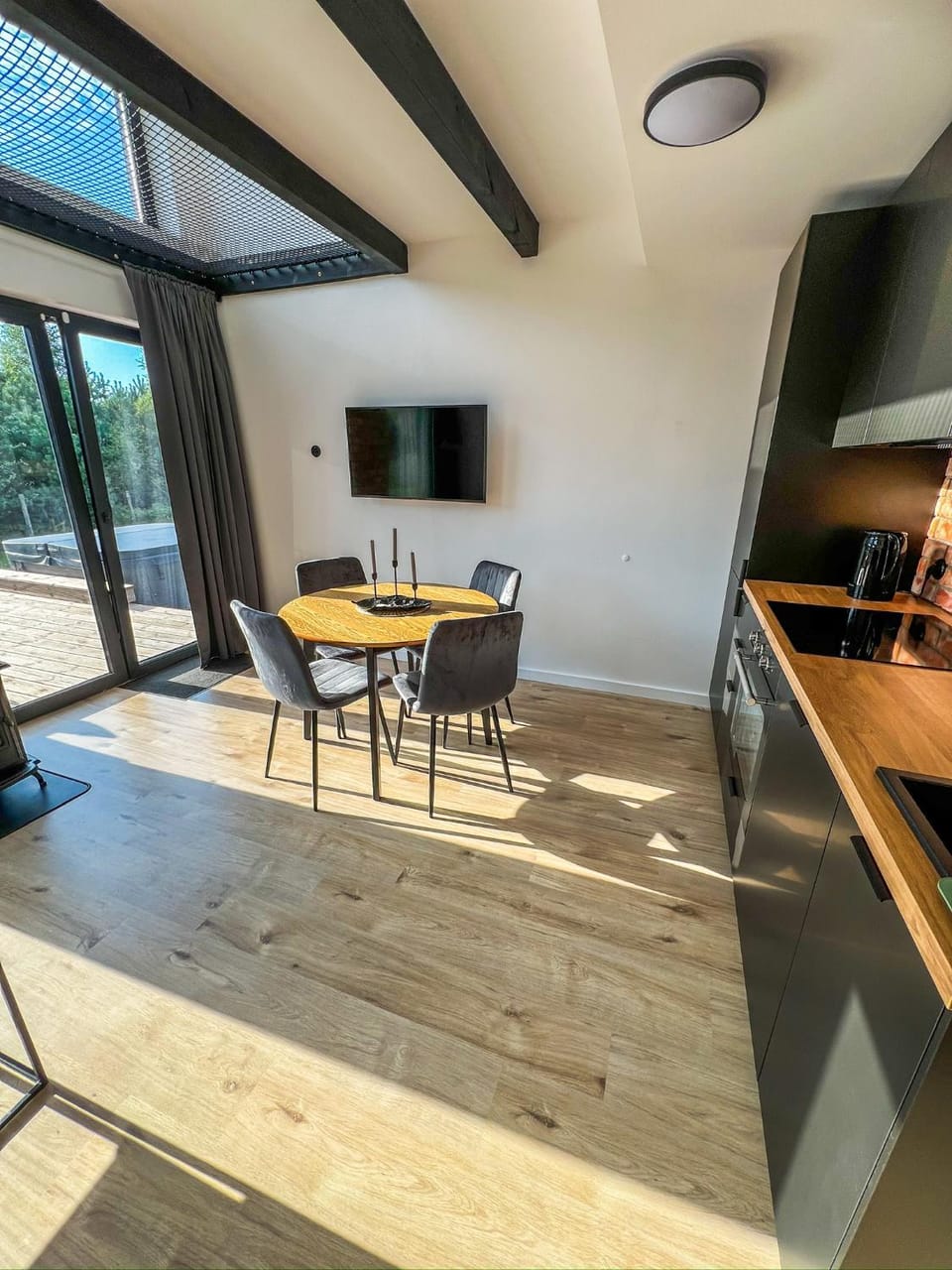 TV and multimedia, Kitchen or kitchenette, Dining area, Evening entertainment