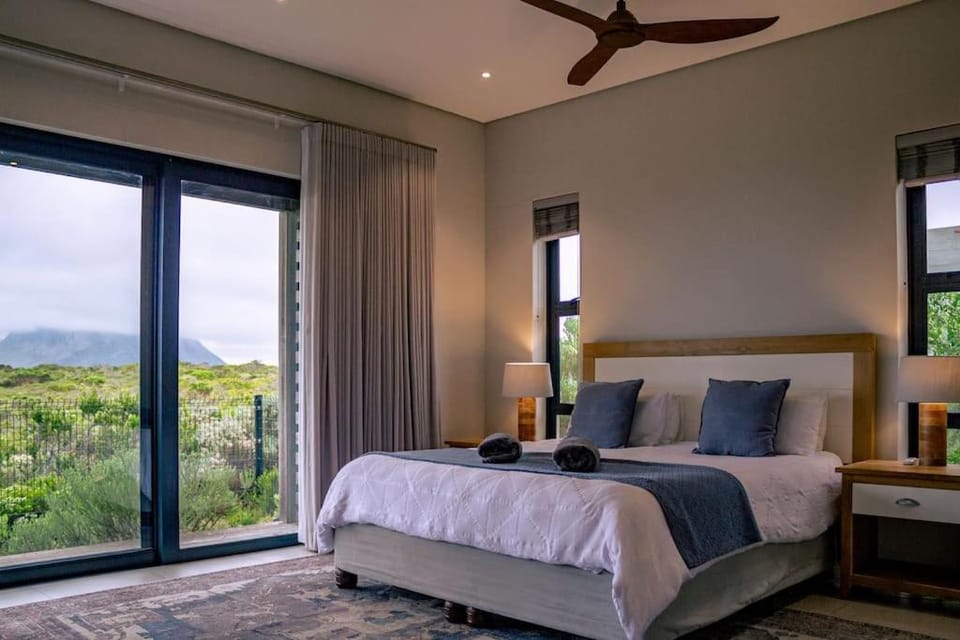 Bed, Natural landscape, Photo of the whole room, Bedroom, Mountain view