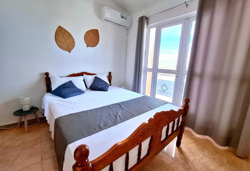 Bed, Photo of the whole room, Bedroom, air conditioner