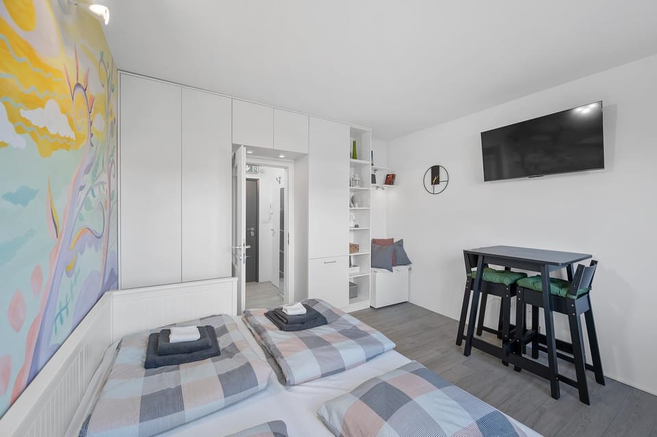 Communal lounge/ TV room, TV and multimedia, Photo of the whole room, Evening entertainment, Bedroom