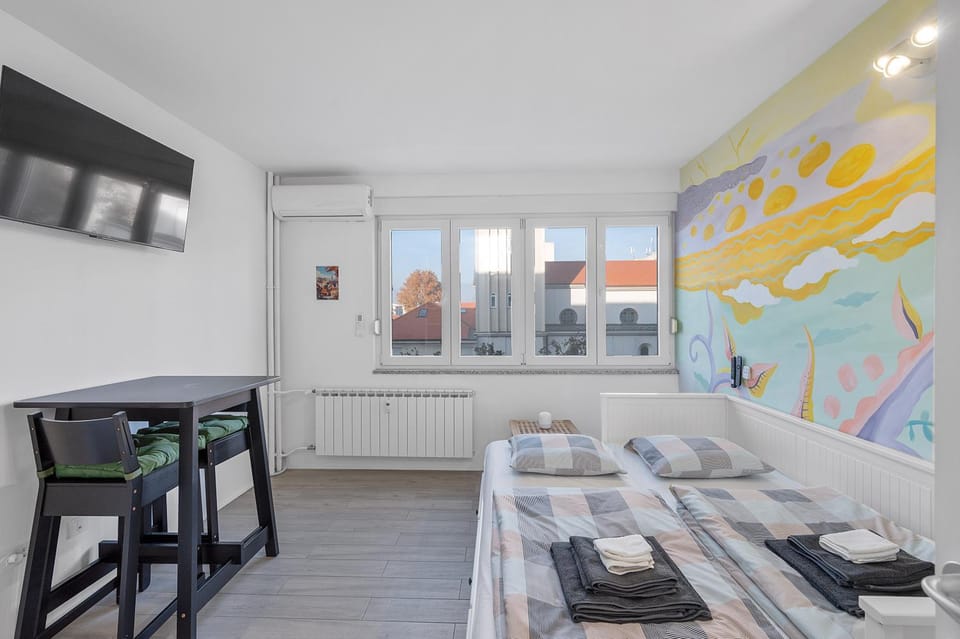 Bed, TV and multimedia, Photo of the whole room, Bedroom