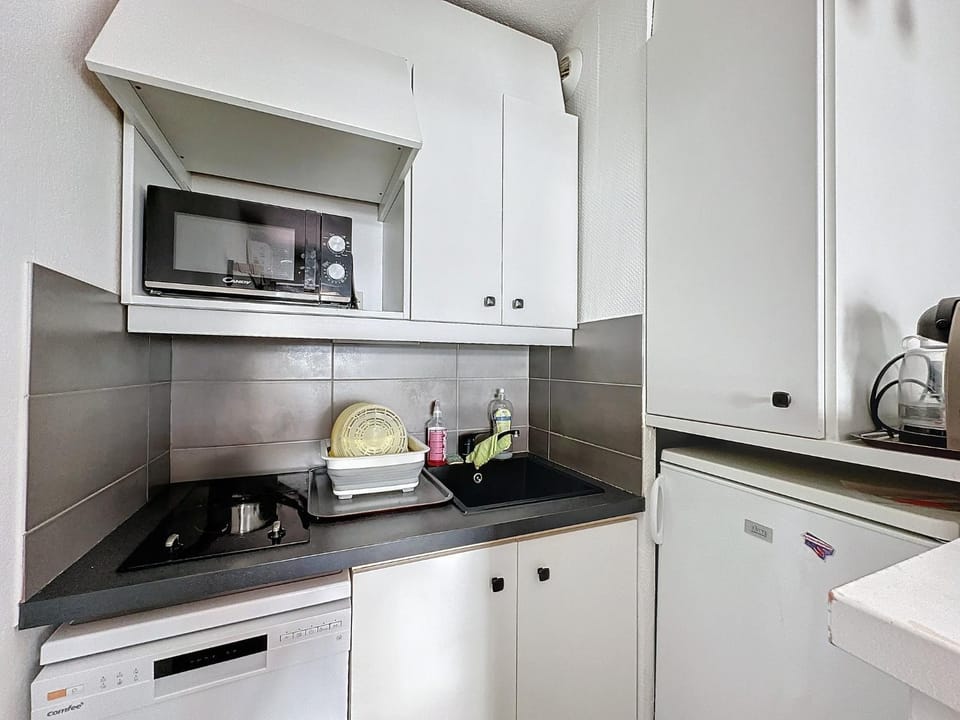 Kitchen or kitchenette, dishwasher