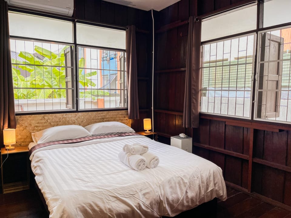 Bed, Bedroom, towels
