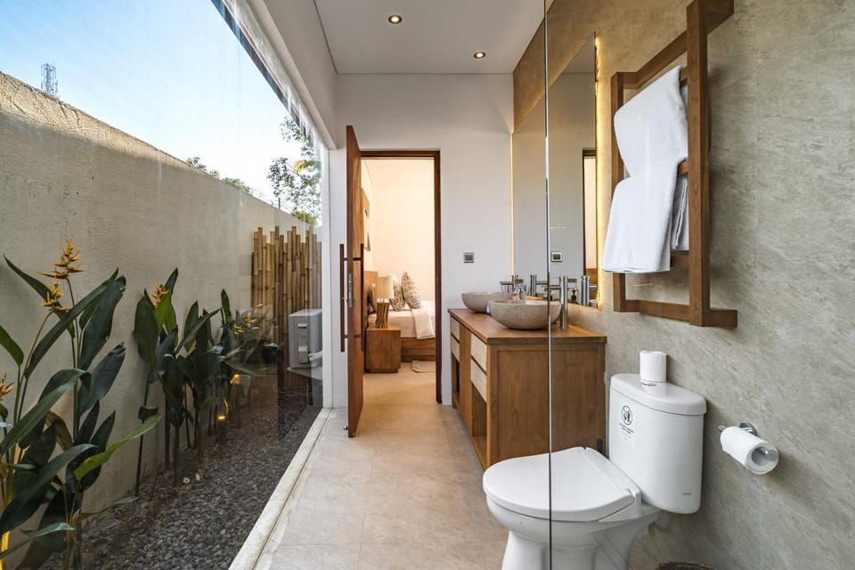 Toilet, Bathroom, towels