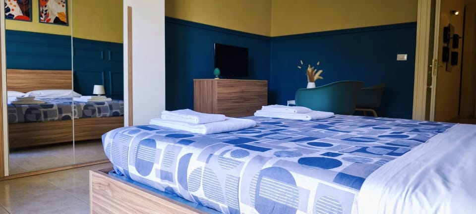 Bed, Photo of the whole room, Bedroom, towels