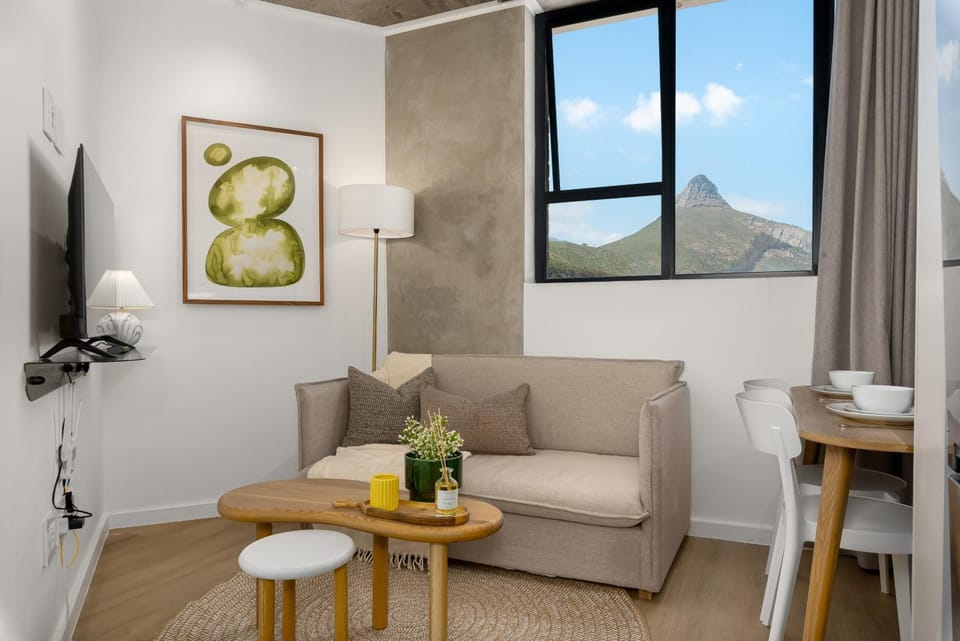Luxe Stays Sea Point, Rooftop Pool Deck Apartment in Sea Point