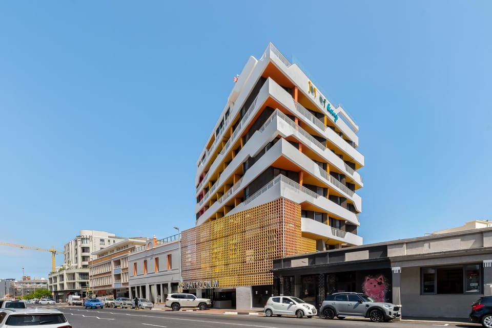 Luxe Stays Sea Point, Rooftop Pool Deck Apartment in Sea Point