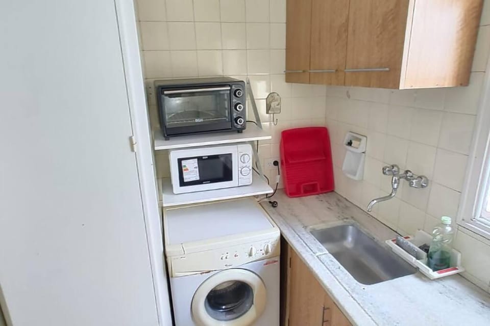 Kitchen or kitchenette, oven, stove, washing machine