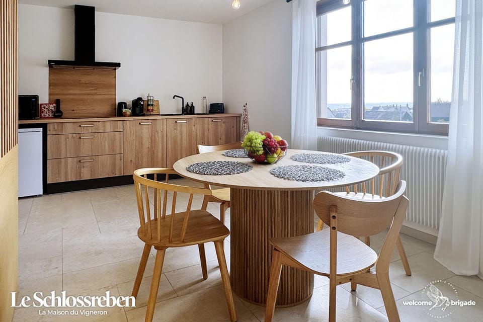Coffee/tea facilities, Kitchen or kitchenette, Dining area, stove, toaster