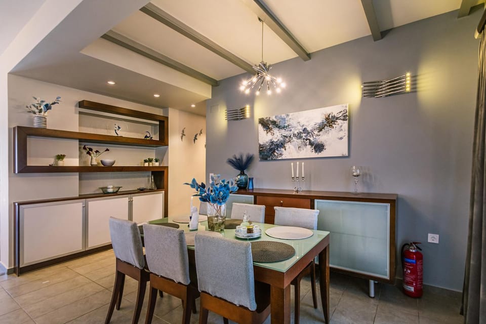Kitchen or kitchenette, Decorative detail, Dining area