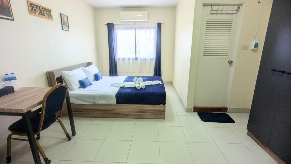 Shady Palms Guest House Cha Am Beach Bed and Breakfast in Thailand