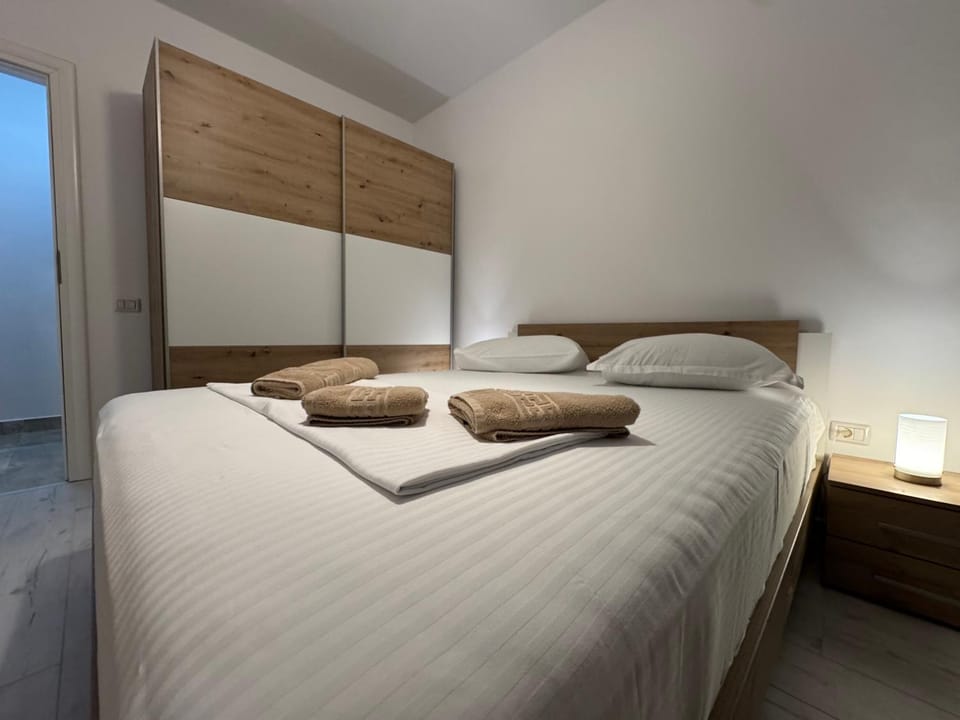 Bed, Bedroom, locker, towels