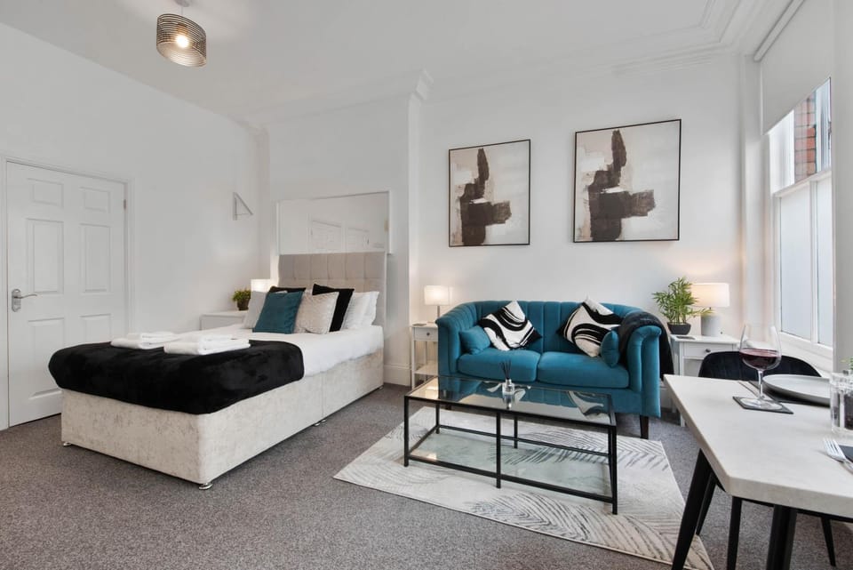 Bed, Photo of the whole room, Seating area