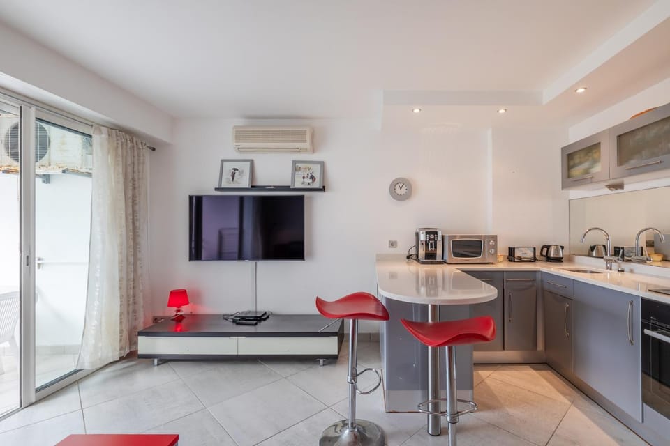 Les Tropiques Bord de mer Juan les pins Apartment in Antibes
