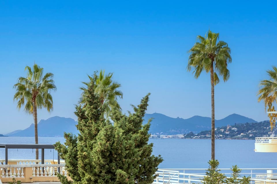 Les Tropiques Bord de mer Juan les pins avec parking Apartment in Antibes