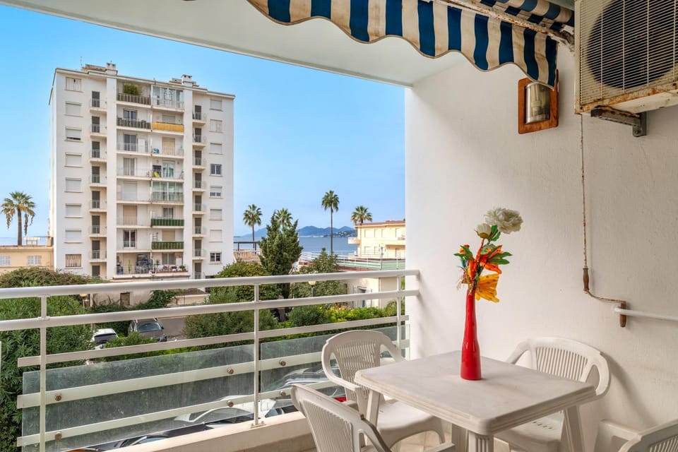 Les Tropiques Bord de mer Juan les pins Apartment in Antibes