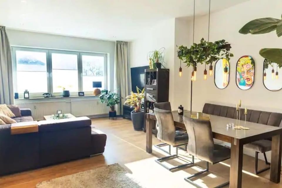 TV and multimedia, Living room, Seating area, Dining area