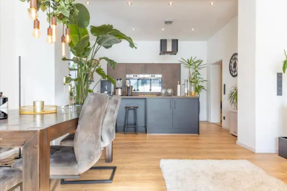 Kitchen or kitchenette, Living room, Seating area, Dining area