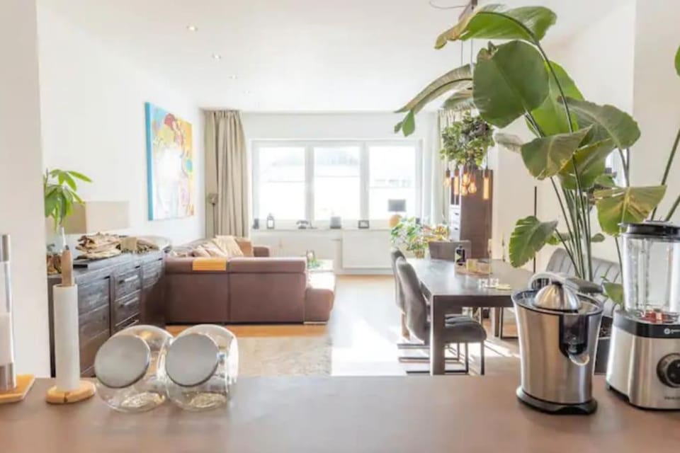 Coffee/tea facilities, Kitchen or kitchenette, Living room, Seating area, Dining area
