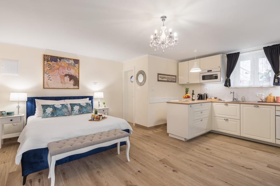 Bed, Kitchen or kitchenette, Dining area, oven, stove