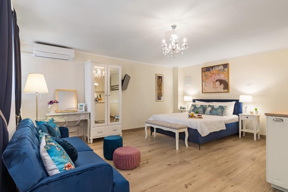 Bed, Seating area, air conditioner