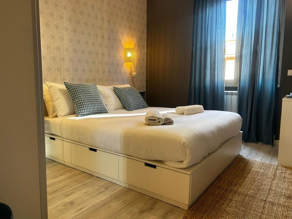 Photo of the whole room, Bedroom, towels