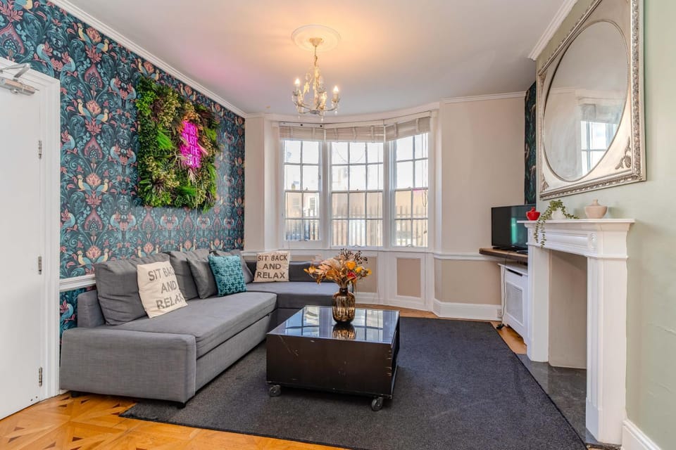 Elegant Family Home l 5 Bedrooms with Spacious Patio l Kemptown Apartment in Brighton