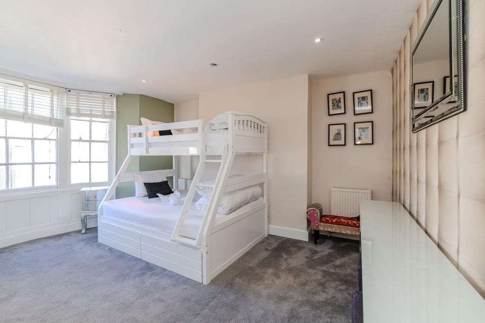 Elegant Family Home l 5 Bedrooms with Spacious Patio l Kemptown Apartment in Brighton
