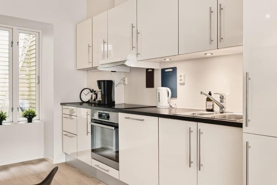 Coffee/tea facilities, Kitchen or kitchenette, oven, stove