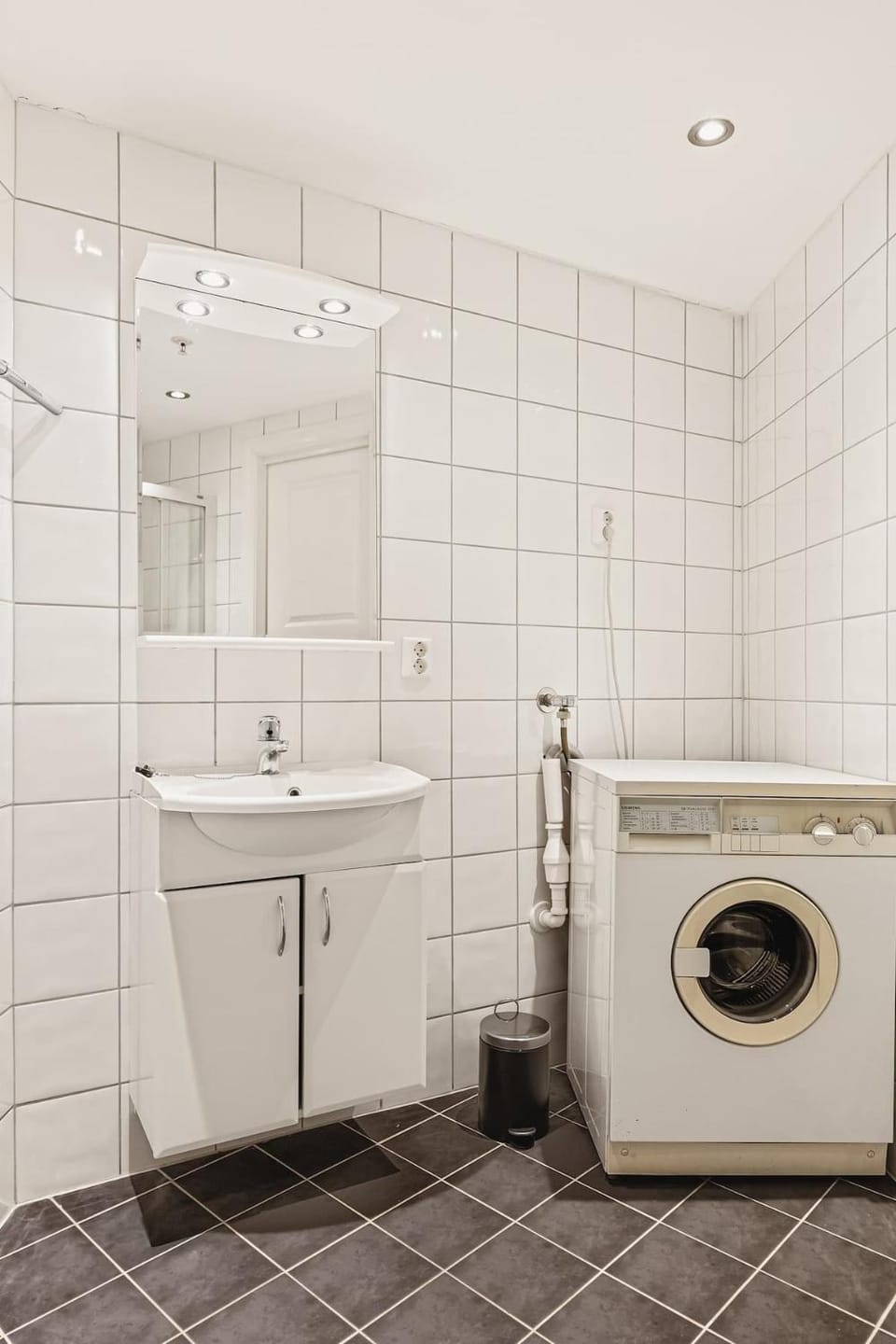 Bathroom, washing machine