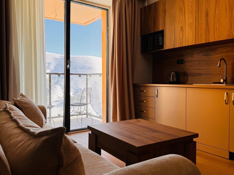 Natural landscape, Kitchen or kitchenette, Living room, Seating area, Dining area