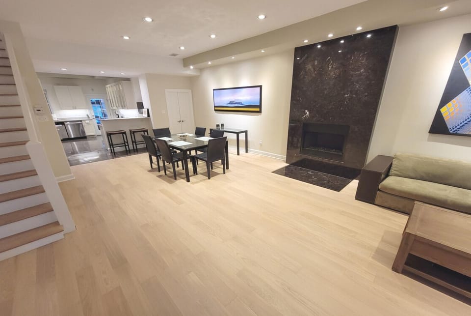 Seating area, Dining area, fireplace