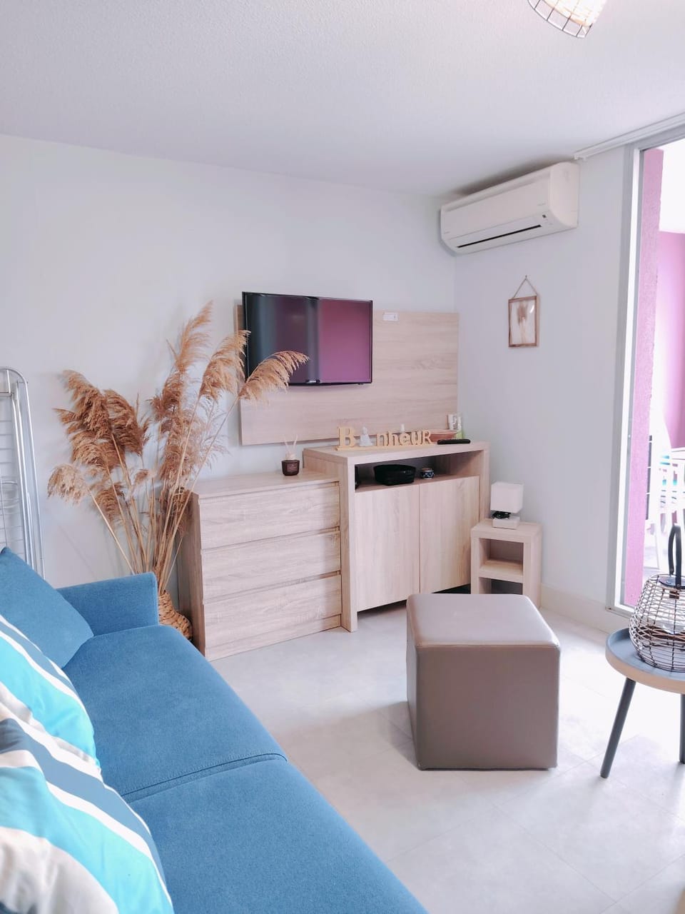 TV and multimedia, Kitchen or kitchenette, Living room, Seating area, Dining area, air conditioner