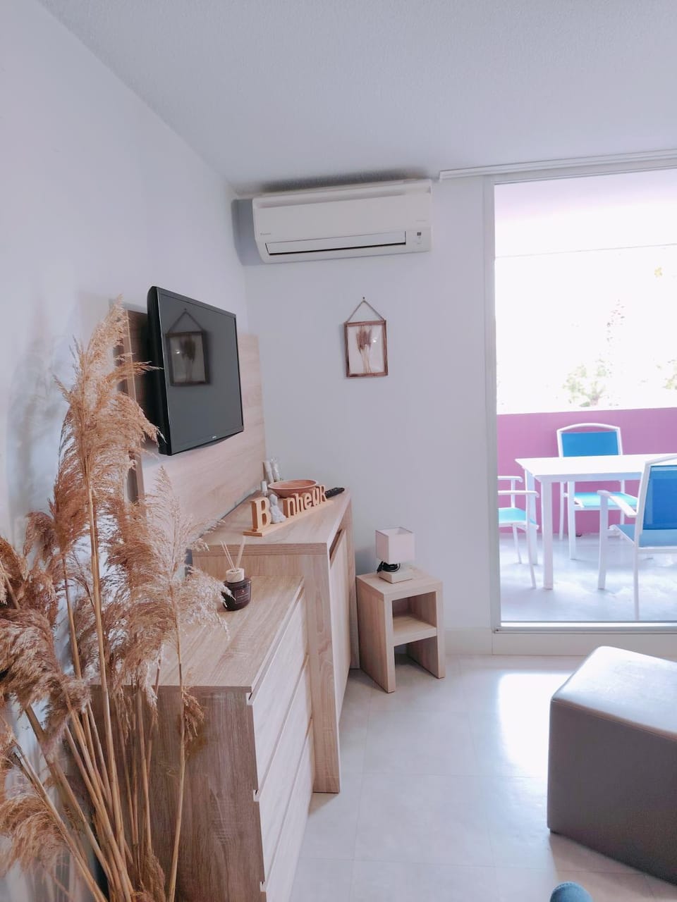 TV and multimedia, Living room, Seating area, Dining area, air conditioner