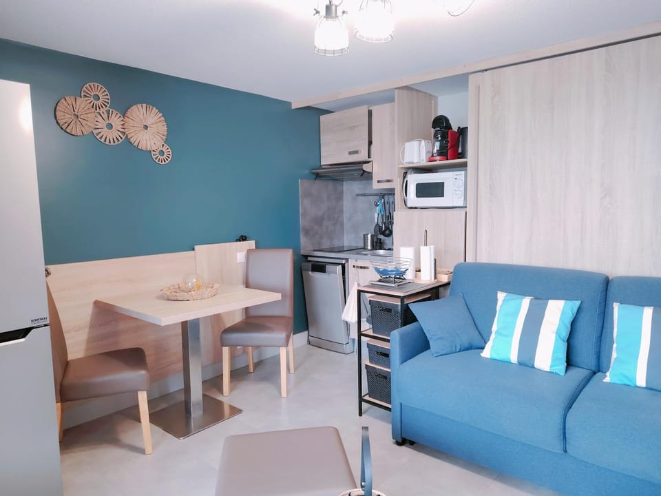Kitchen or kitchenette, Living room, Seating area, Dining area, stove