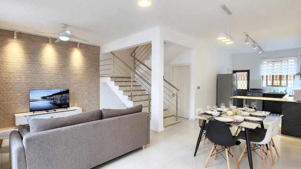 TV and multimedia, Living room, Seating area, Dining area