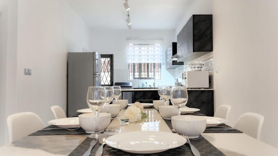 Kitchen or kitchenette, Seating area, Dining area