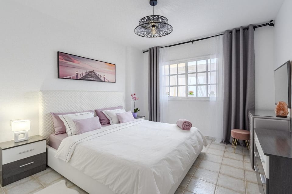 Bed, TV and multimedia, Photo of the whole room, Bedroom