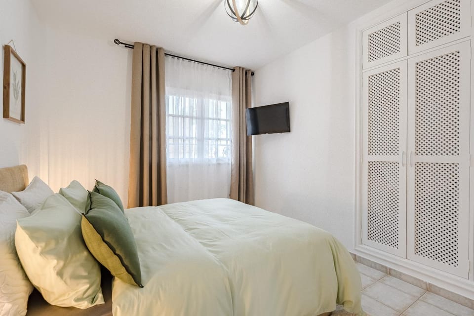 Bed, TV and multimedia, Photo of the whole room, Bedroom