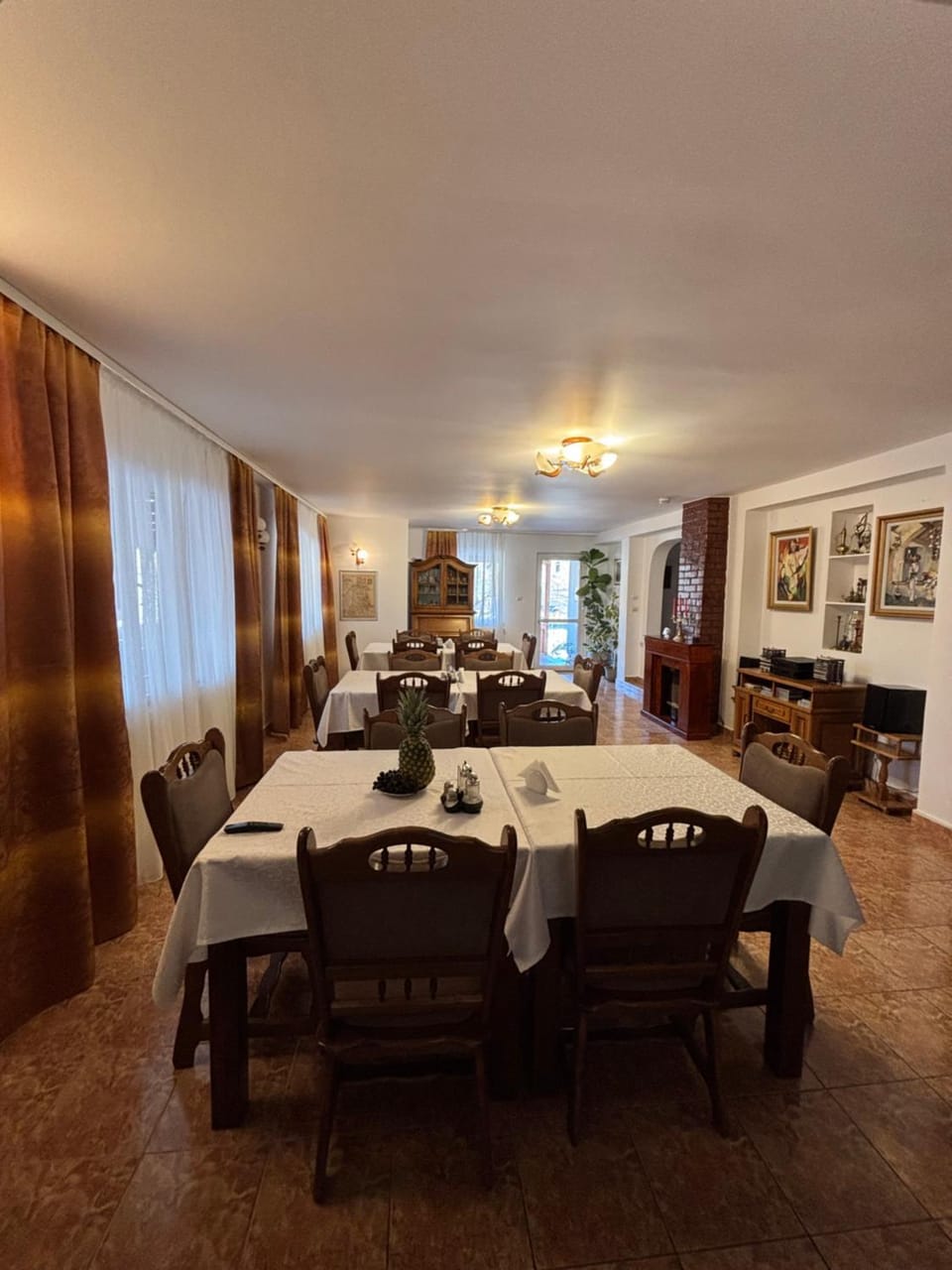 Restaurant/places to eat, Communal lounge/ TV room, TV and multimedia, Living room