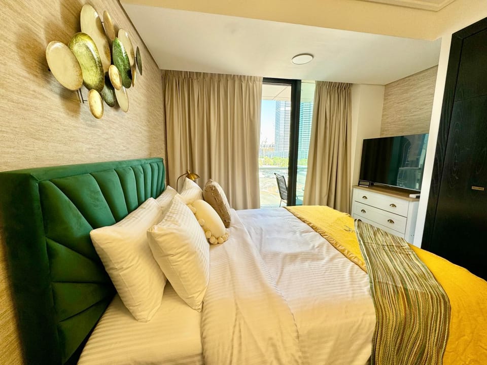 Bed, TV and multimedia, wardrobe