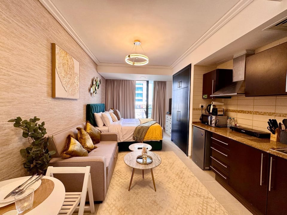 Bed, TV and multimedia, Coffee/tea facilities, Kitchen or kitchenette, Photo of the whole room, Seating area, Dining area, Bedroom