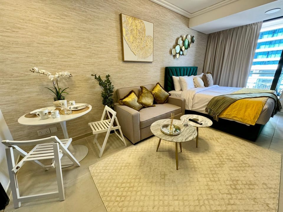 Bed, Photo of the whole room, Seating area, Dining area
