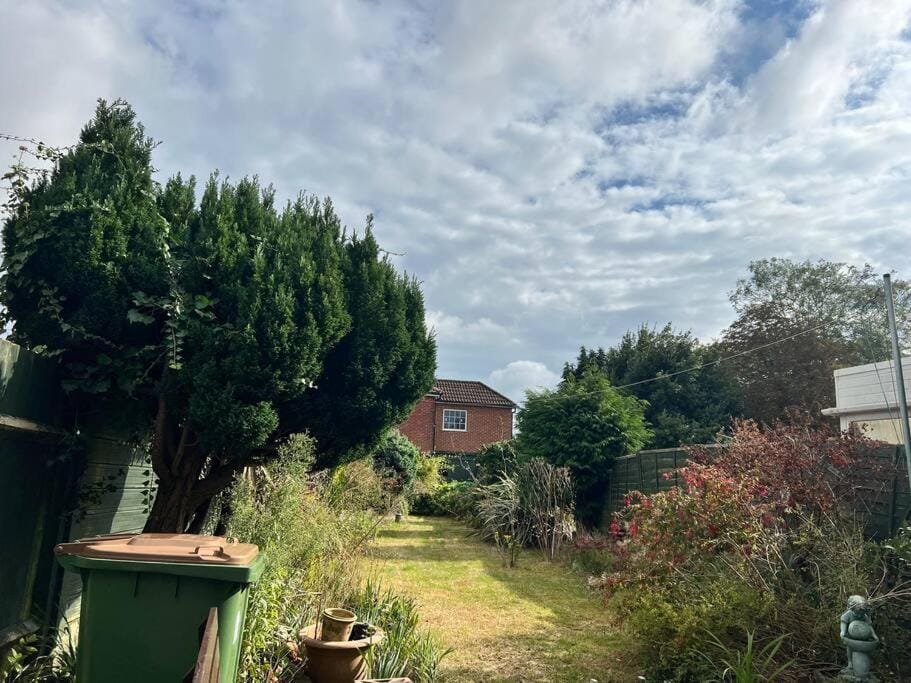 Entire Newly Renovated house -Southampton City - Private Driveway Parking - 4 Bedrooms 5 Beds Sleeps 7 - Great for Friends, Families & Contractors House in Southampton