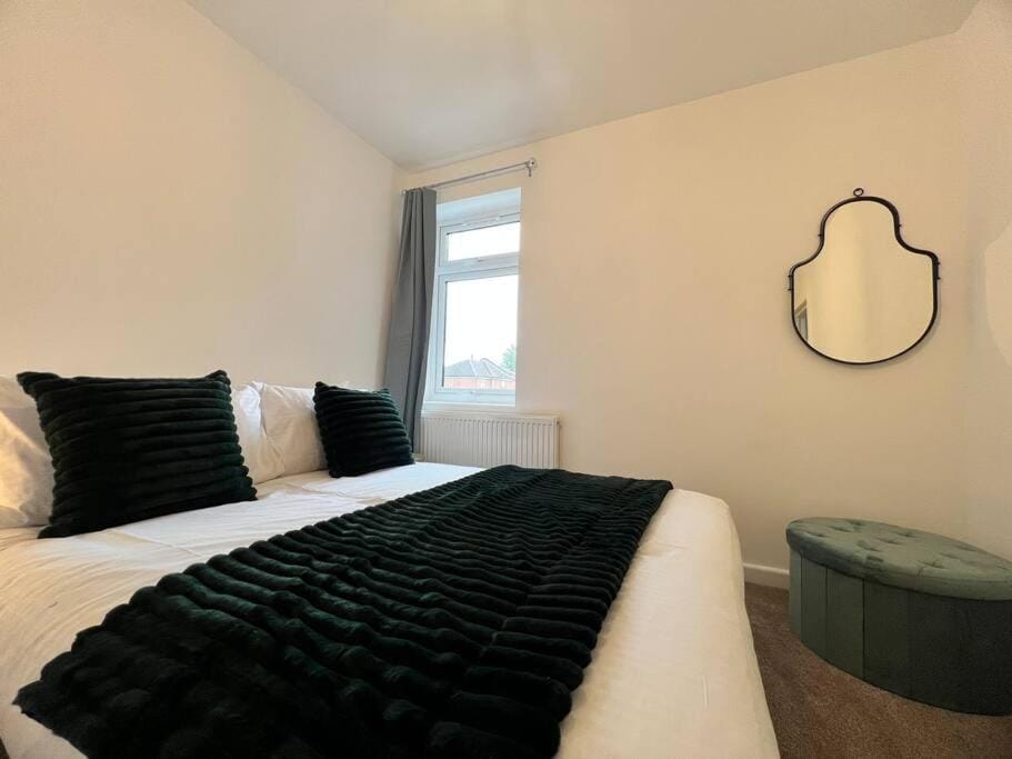 Entire Newly Renovated house -Southampton City - Private Driveway Parking - 4 Bedrooms 5 Beds Sleeps 7 - Great for Friends, Families & Contractors House in Southampton