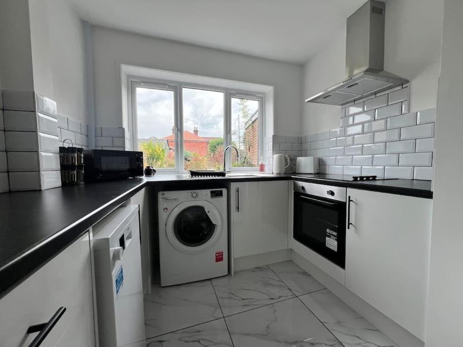 Entire Newly Renovated house -Southampton City - Private Driveway Parking - 4 Bedrooms 5 Beds Sleeps 7 - Great for Friends, Families & Contractors House in Southampton