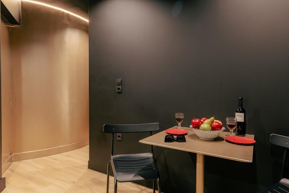 Living room, Food and drinks, Seating area, Dining area, Food