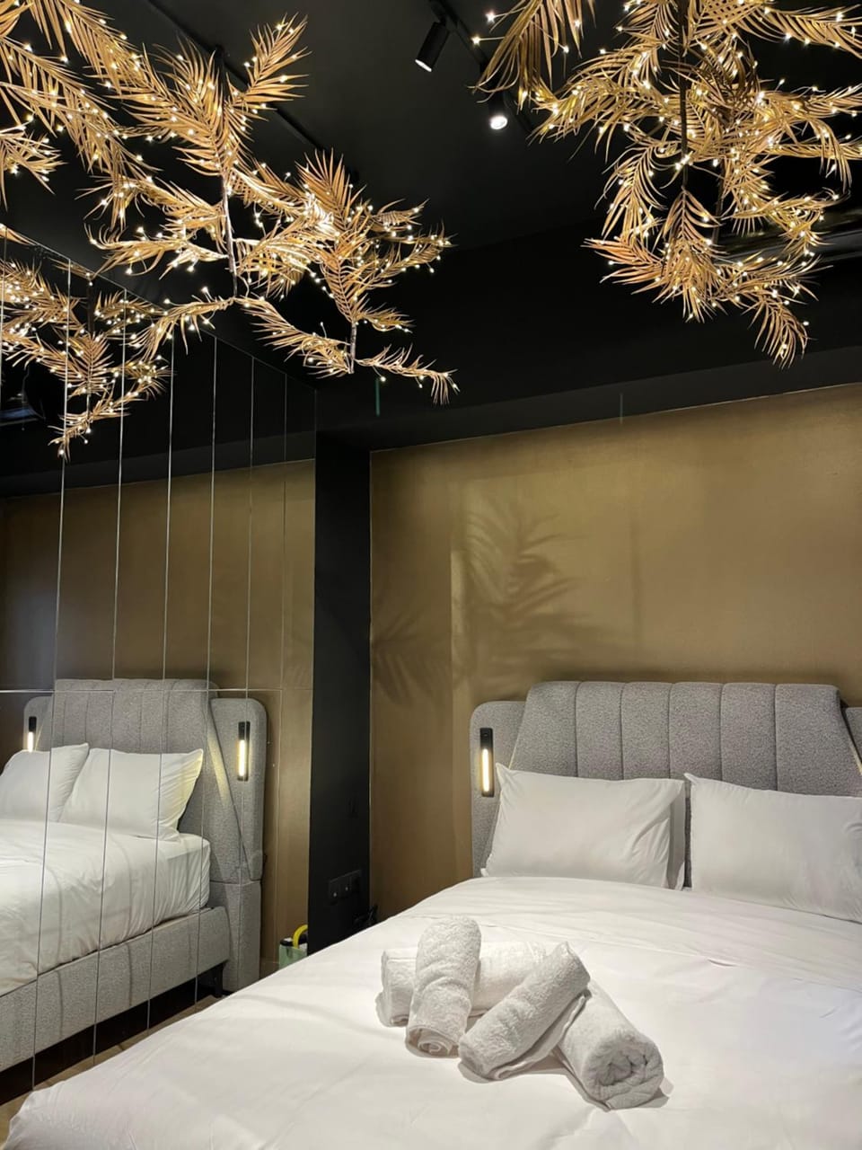 Bed, Photo of the whole room, Bedroom, towels
