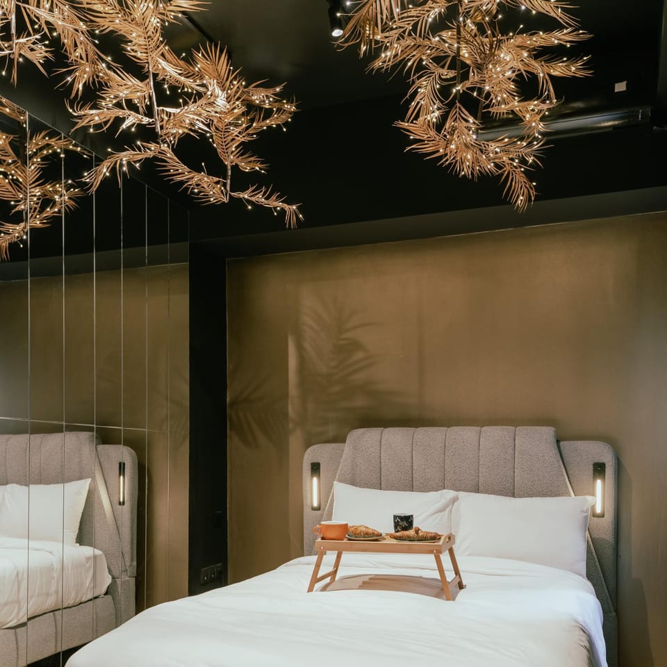 Bed, Photo of the whole room, Seating area, Bedroom