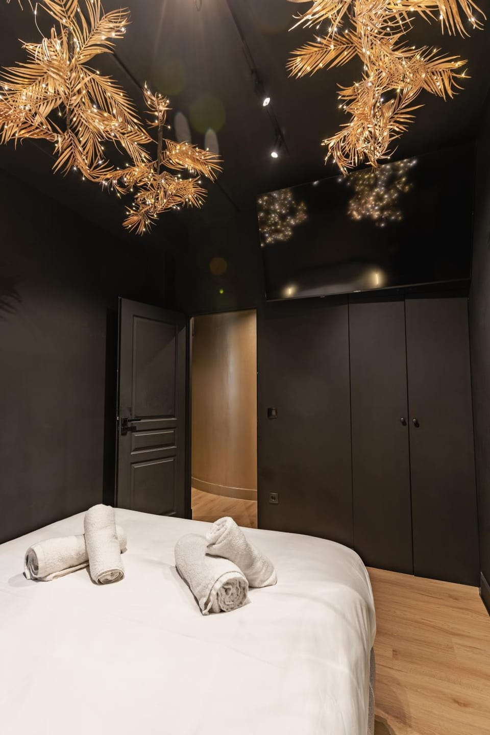 Photo of the whole room, Bedroom, towels, wardrobe